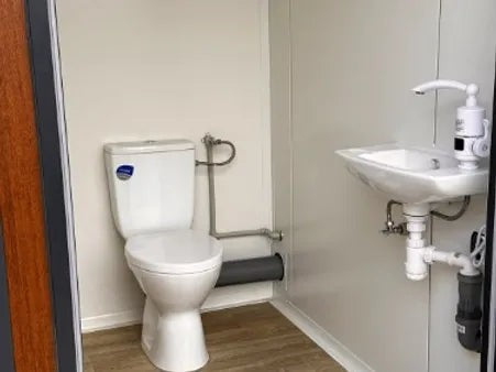 Contentor Sanitário Tipo Pavilhão com Cabine Tripla ( Ref: S2103 )