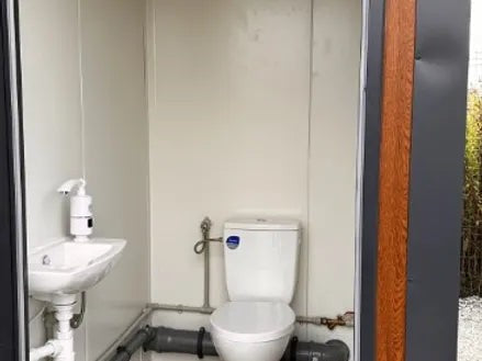 Contentor Sanitário Tipo Pavilhão com Cabine Tripla ( Ref: S2103 )