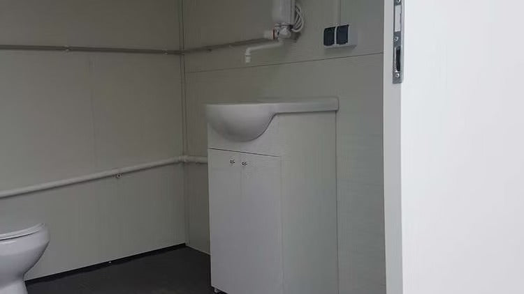 Reboque Sanitário com Banheiro Duplo
