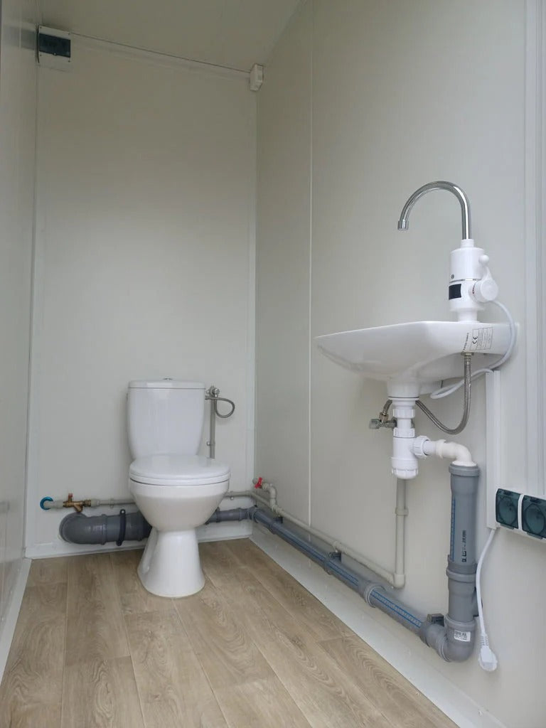 Contentor Sanitário Duplo de 2 Cabines: WC e Chuveiro num Design Robusto