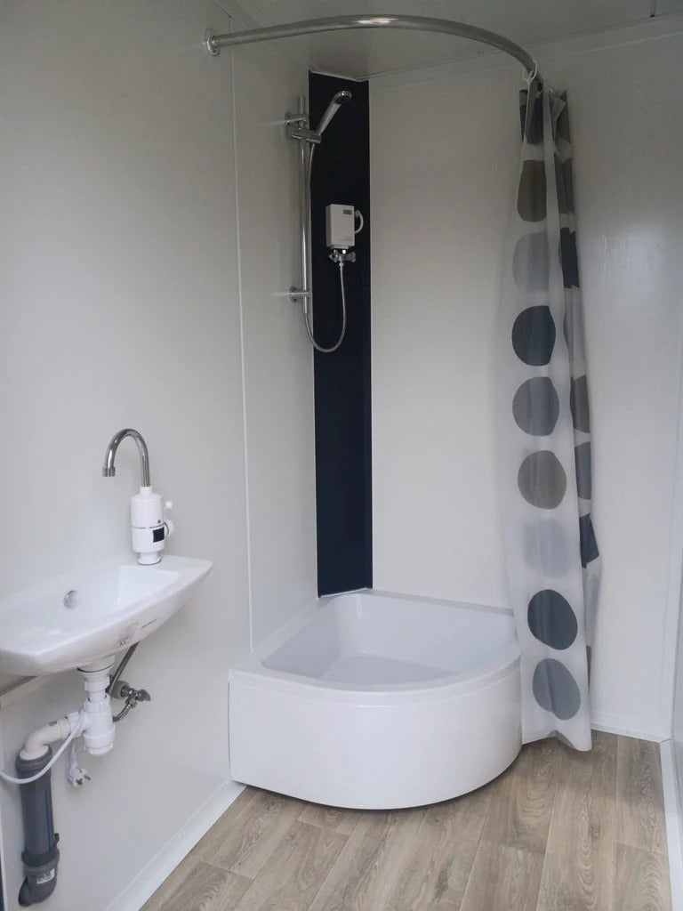 Contentor Sanitário Duplo de 2 Cabines: WC e Chuveiro num Design Robusto