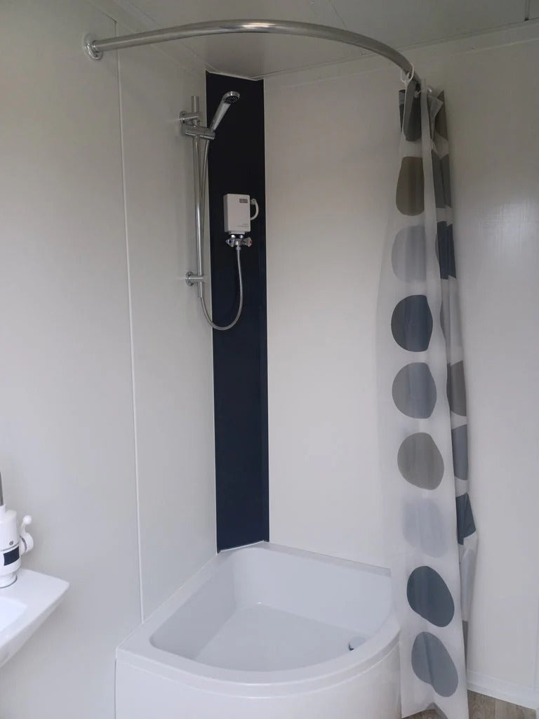 Contentor Sanitário Duplo de 2 Cabines: WC e Chuveiro num Design Robusto